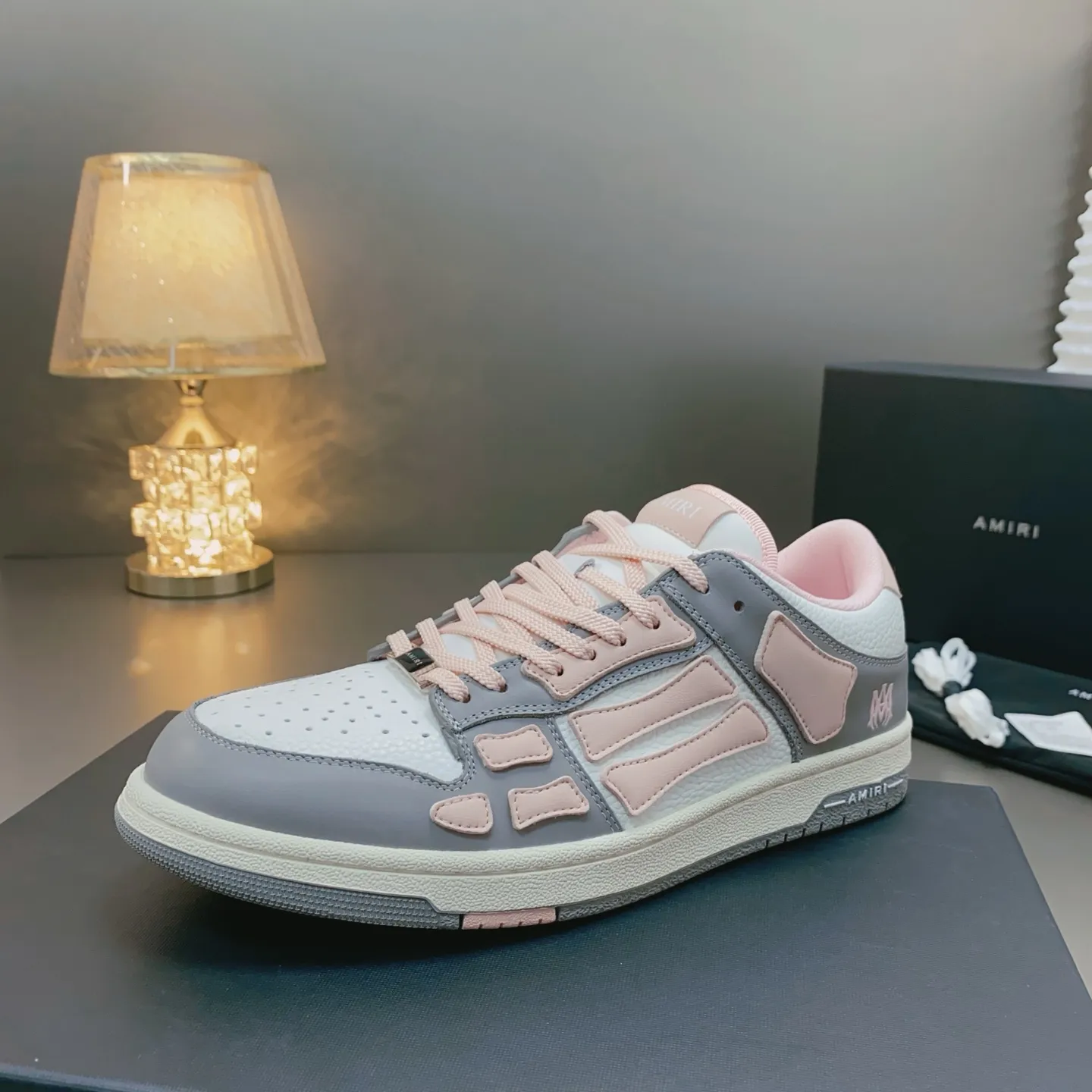p580🐮🐮AMIRI Couple Style👑 The latest The Pacific Series Couple Style💀🦴Bone Stars Casual Sports Shoes Skateboard Shoes✔️ AMIRI's Pacific shoes are a sneaker that combines luxury and street style. Many celebrities and Internet celebrities have the same style. Its design and workmanship are very exquisite. Made of high-grade cow leather, soft to the touch and highly durable. 💎Fabrics: Original custom imported first-layer cowhide 💎Inner lining: Original customized breathable mesh 💎Foot: Original injection molded one-piece, comfortable, wear-resistant and not tiring for feet 💎Outsole: Original 1:1 molded three-color sole Original outsole 💎Sole thickness: 3CM 💎Size: Female 35-40 Male 39-46 💎Price; Top version 👑Special remarks Remark: (Female size 34 40 . Men's sizes 38 45 46 are customized and cannot be returned or exchanged. Please note when ordering! Thank you🤝🤝